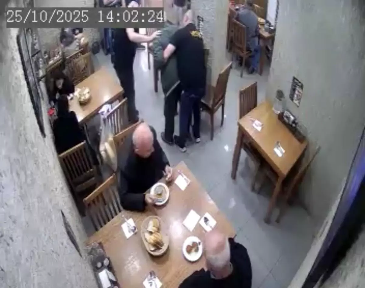 Lokantada Heimlich Manevrası: Müşterinin Hayatını Kurtardılar