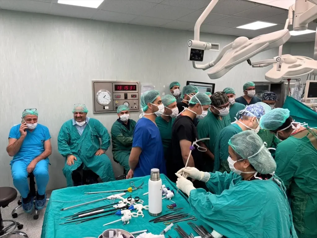 Malatya’da Başarılı Canlı Yayında Böbrek Üstü Bezi Ameliyatı