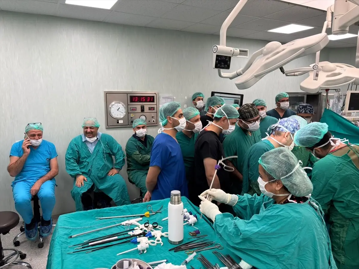 Malatya’da Başarılı Canlı Yayında Böbrek Üstü Bezi Ameliyatı