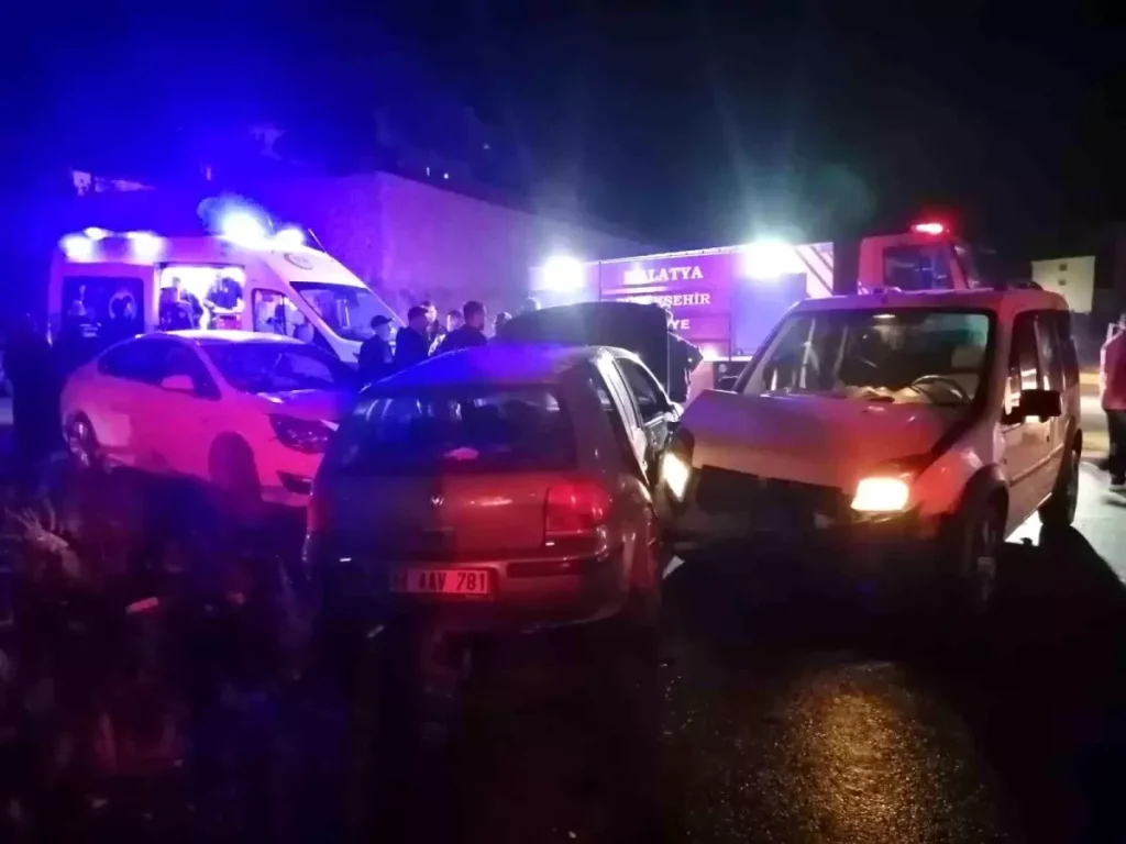 Malatya’da Üç Aracın Çarpıştığı Kazada 2 Kişi Yaralandı