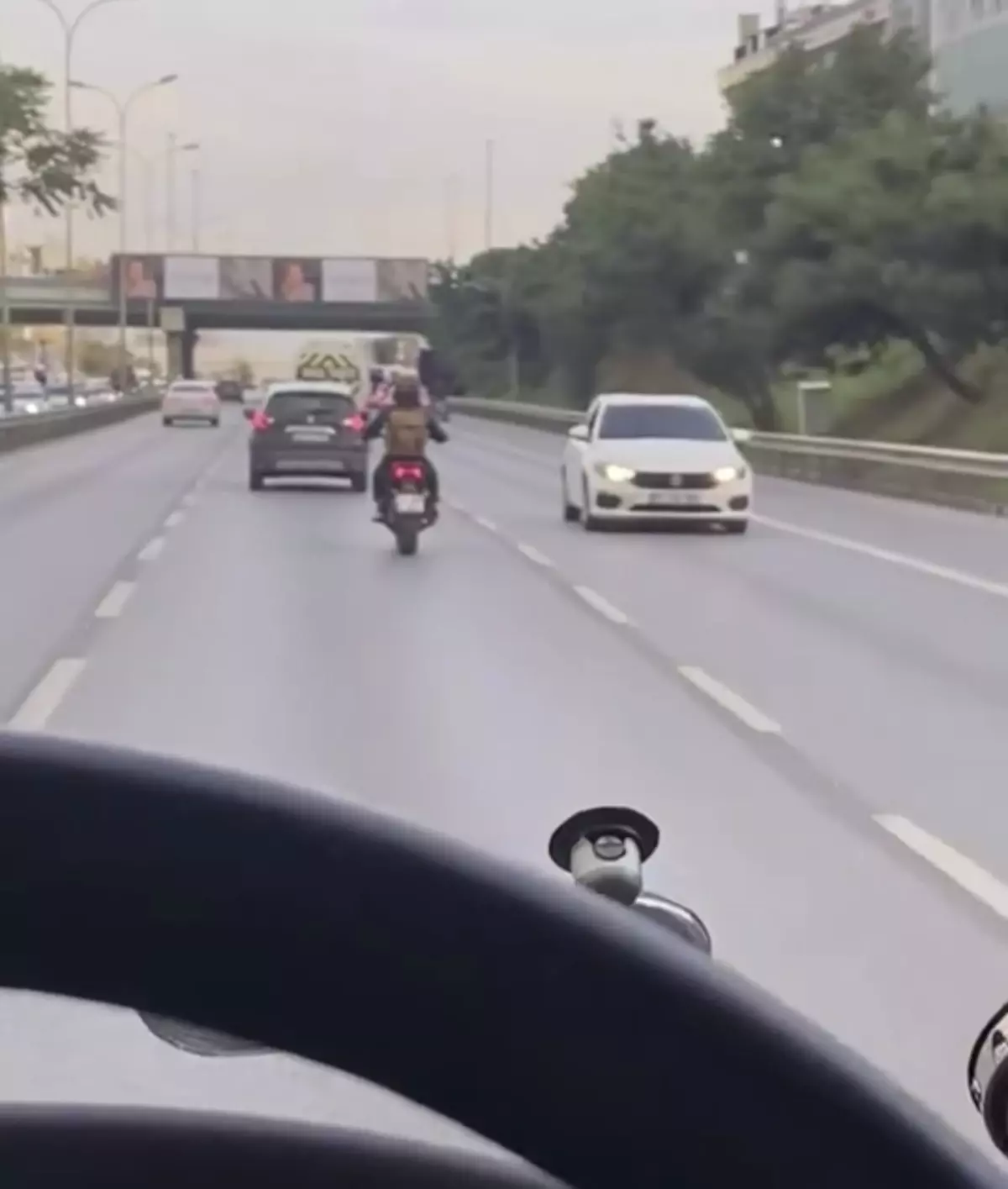 “Maltepe’de Otomobil Geri Geri İlerledi, Trafik Kaos Oldu”