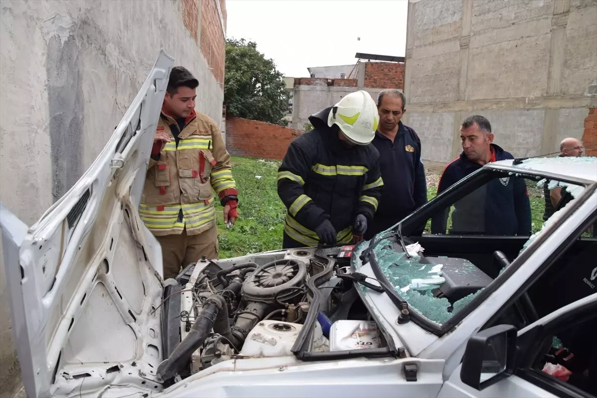 Manisa’da Ev Duvarına Çarpan Otomobilde 2 Yaralı