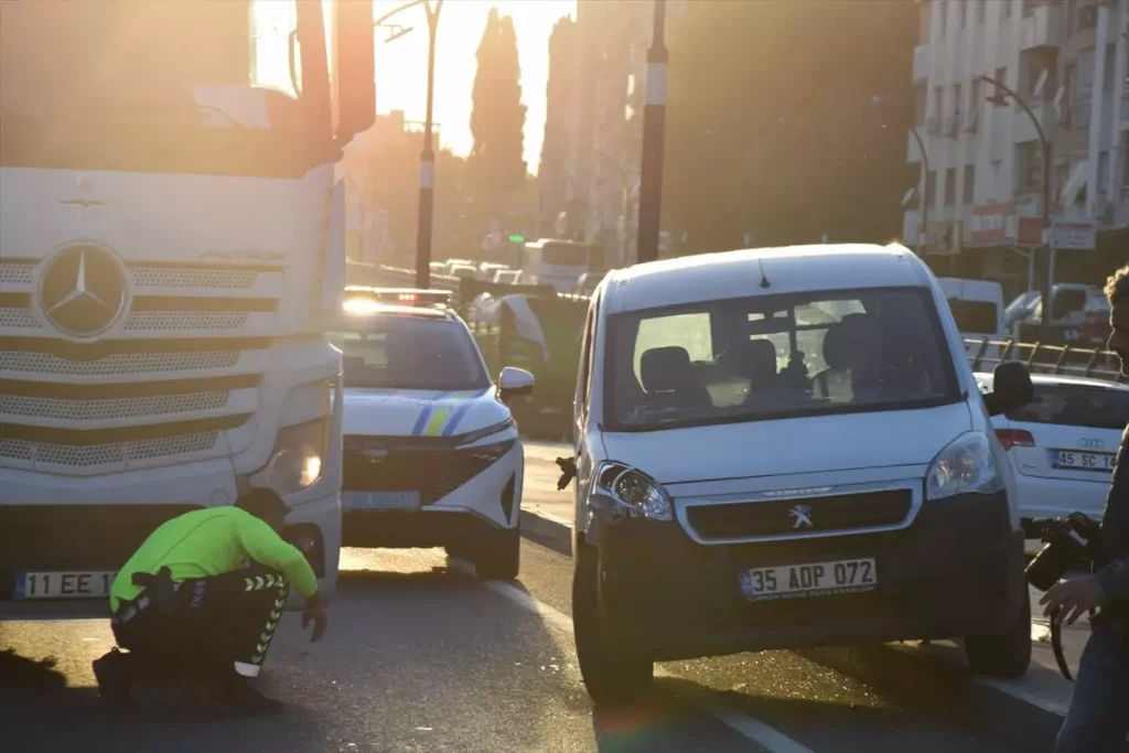 Kamyonun Çarptığı Genç Ağır Yaralandı