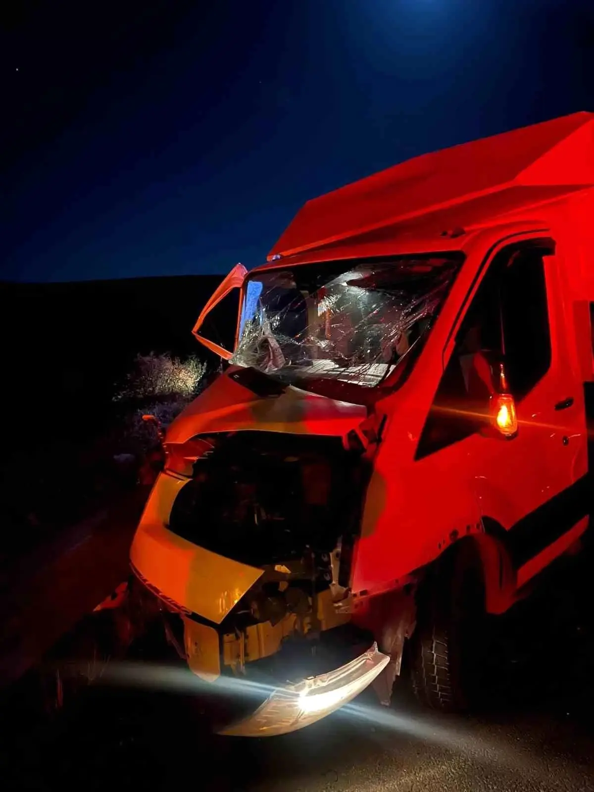 Mardin’de Kamyonet-Traktör Çarpışması: 2 Yaralı