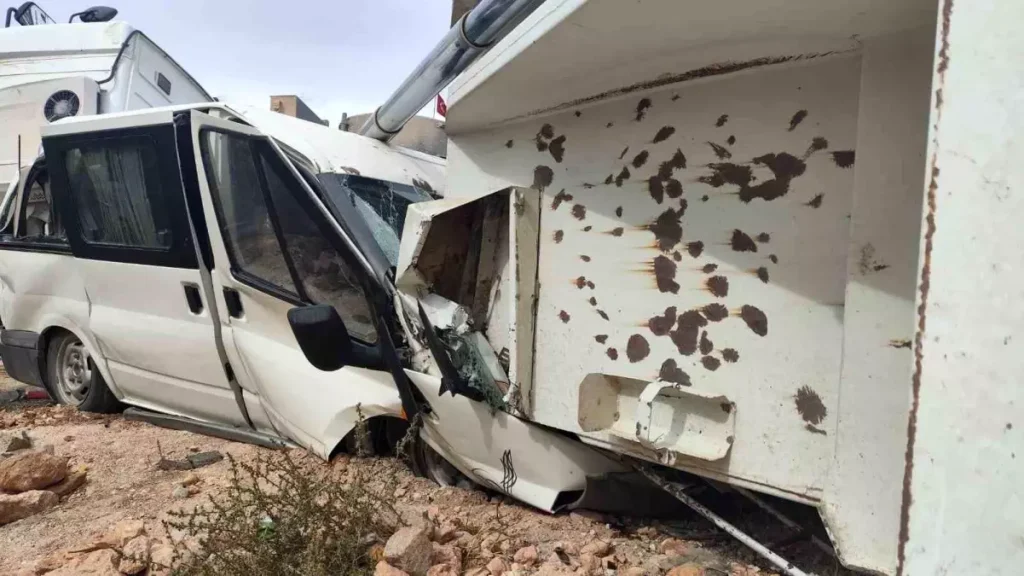 Mardin’de Kamyon Minibüsün Üzerine Devrildi