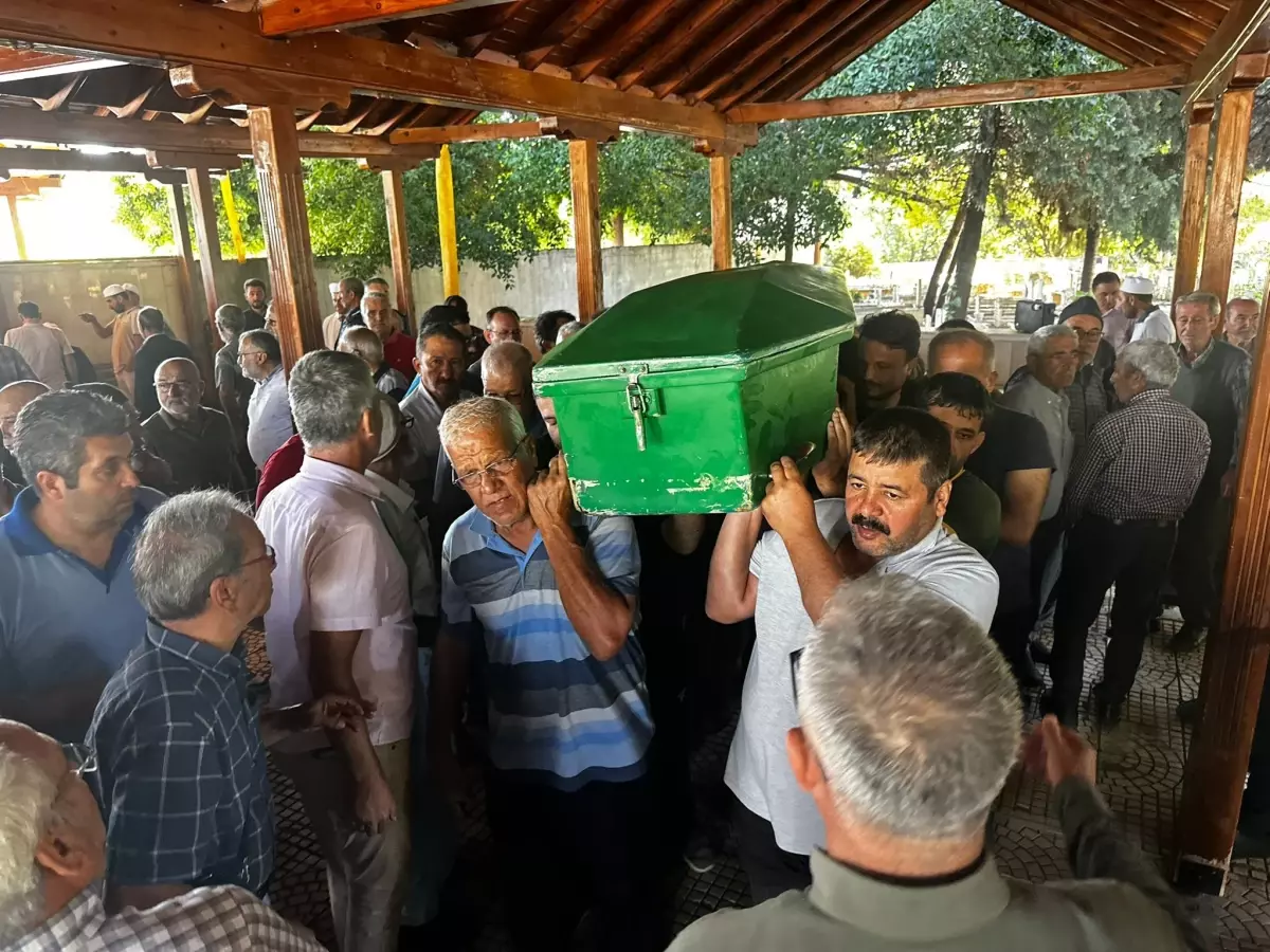 Minibüs Kazasında Hayatını Kaybeden 3 Kişi Toprağa Verildi