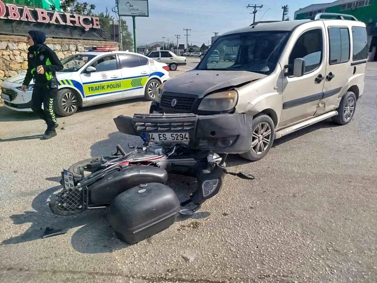 Motosiklet Sürücüsü İki Araç Çarpışmasında Yaralandı
