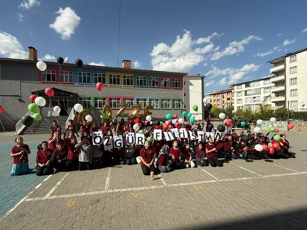 Muş’ta Öğretmen ve Öğrencilerden Filistin’e Gökyüzü Desteği