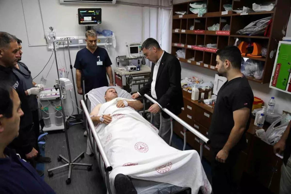 Polis Merkezi Önünde Bıçaklı Saldırı: Polis Memuru Yaralandı