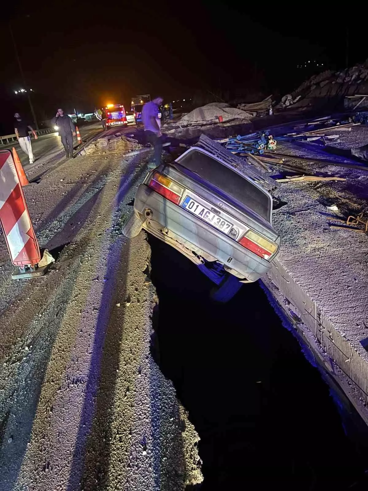 Osmaniye’de İki Otomobil Aynı Çukura 1 Saat Arayla Düştü