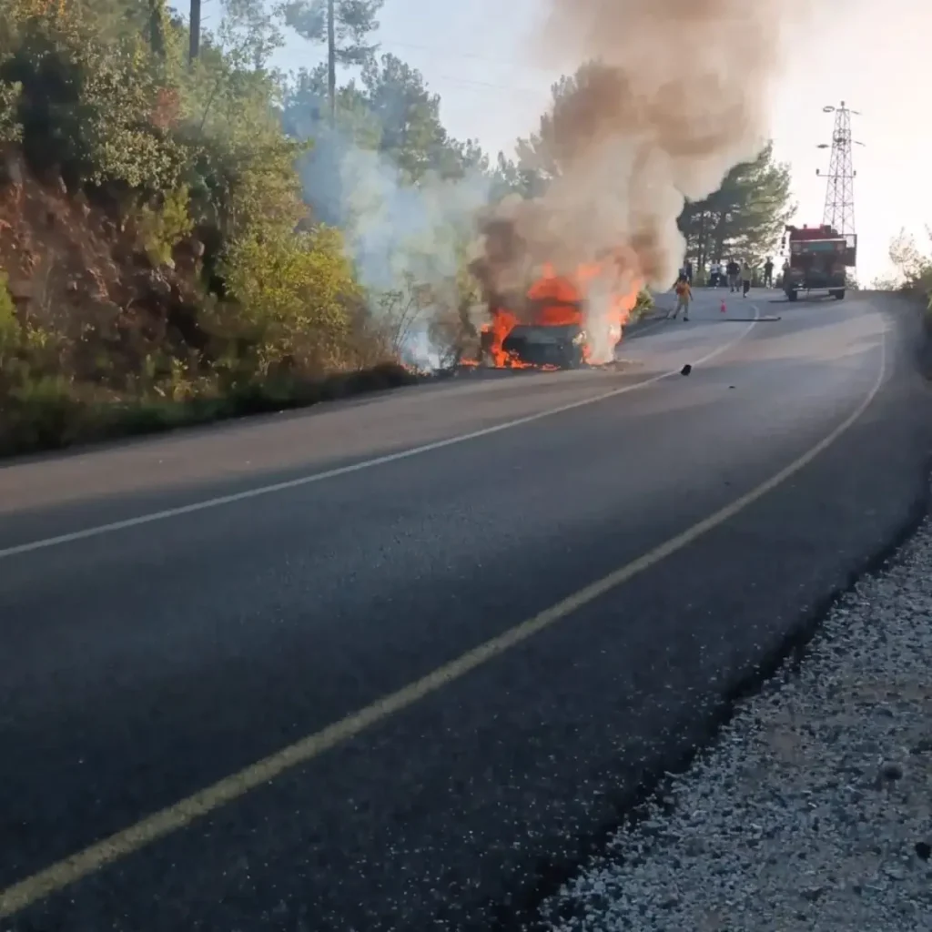 Otomobil yangını ormana sıçramadan söndürüldü