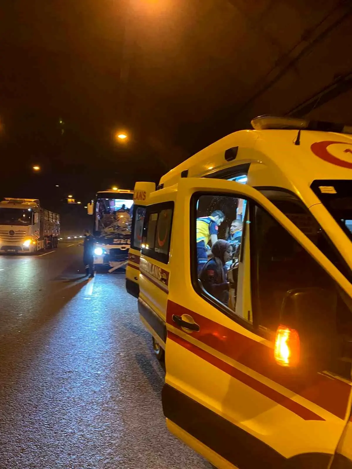 Osmaniye’de Yolcu Otobüsü Tira Çarptı: 8 Yaralı