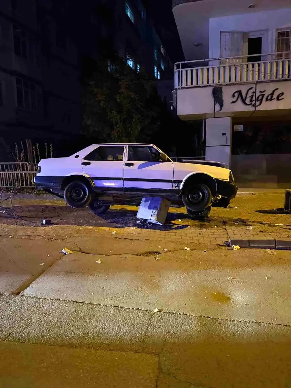 Otomobil Trafoya Çarparak Altına Aldı