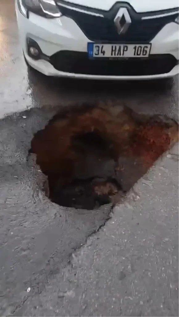 Yağış Sonrası Göçük: Otomobilin Tekerleği Çukurda Kaldı