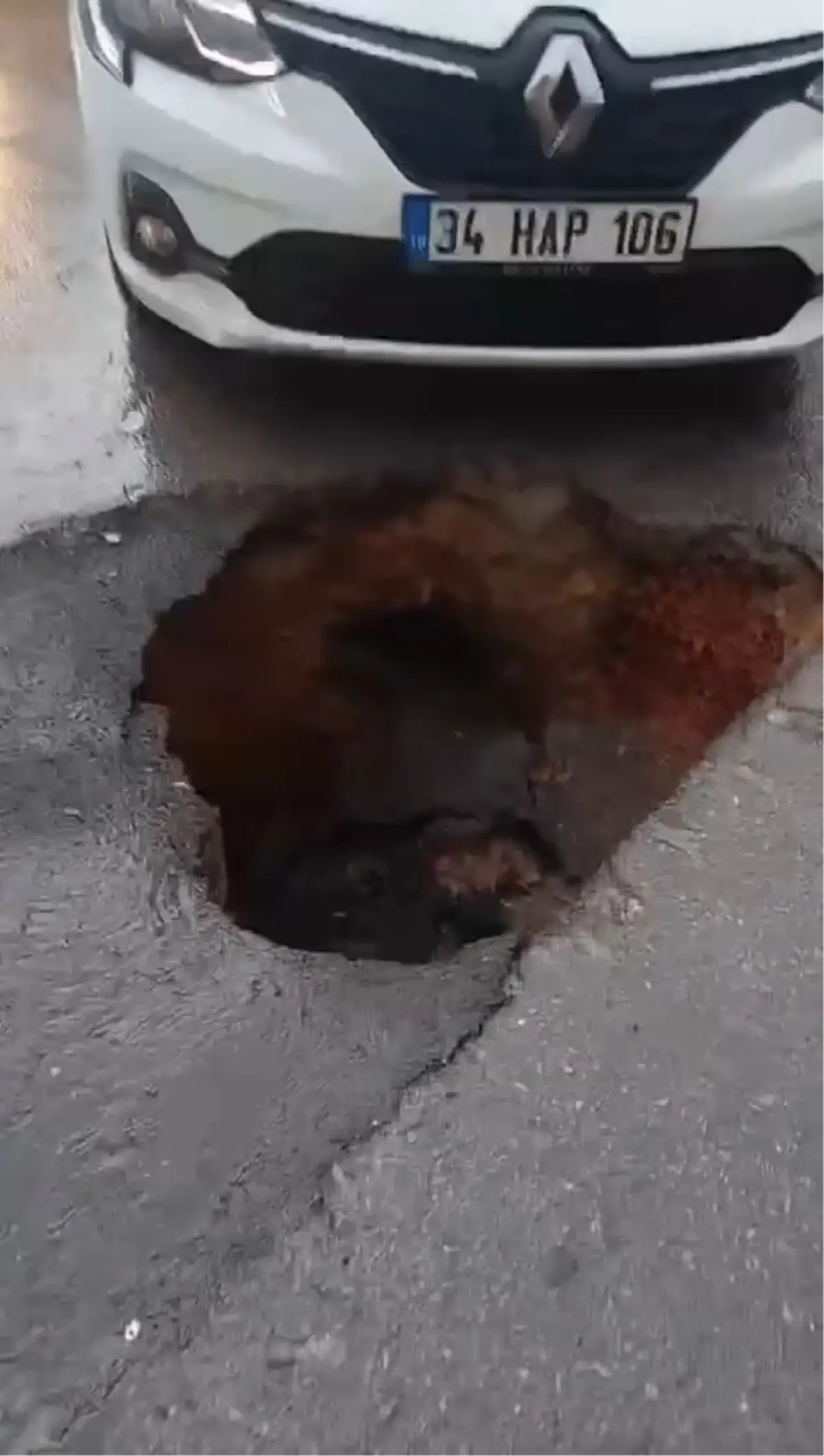 Yağış Sonrası Göçük: Otomobilin Tekerleği Çukurda Kaldı