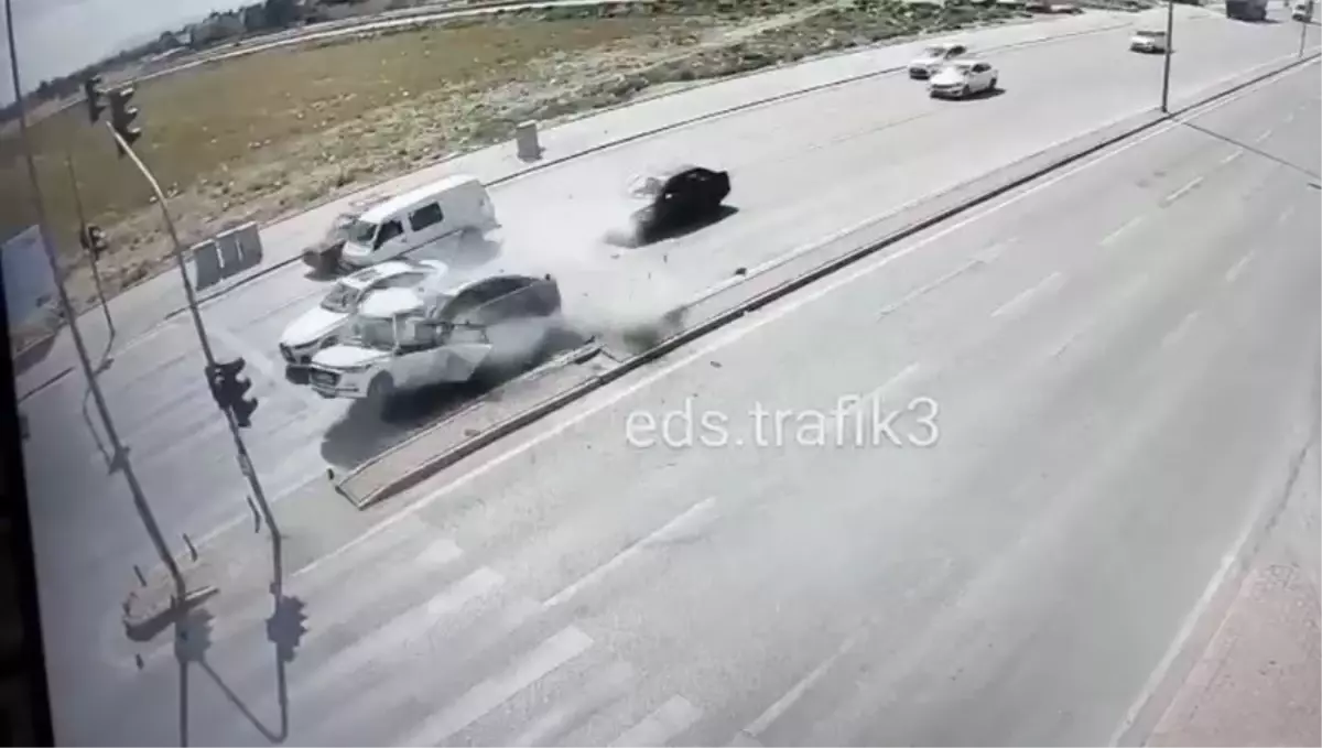 Kırmızı Işıkta Durana Çarpan Sürücü Tutuklandı