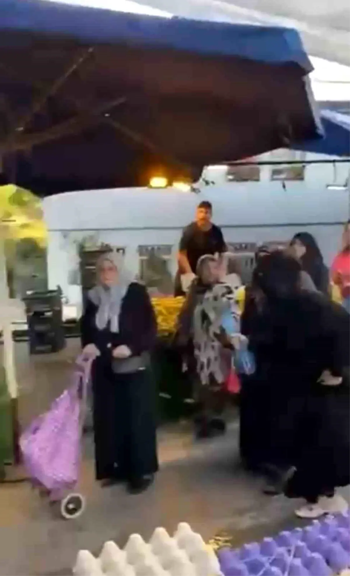 Semt Pazarında Peçeli Hırsızlık Girişimi Kamerada