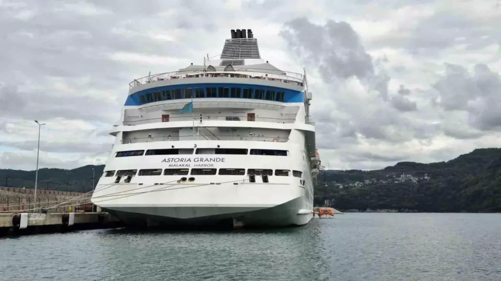 Rus Turistleri Taşıyan Dev Gemiye Yoğun Bakım