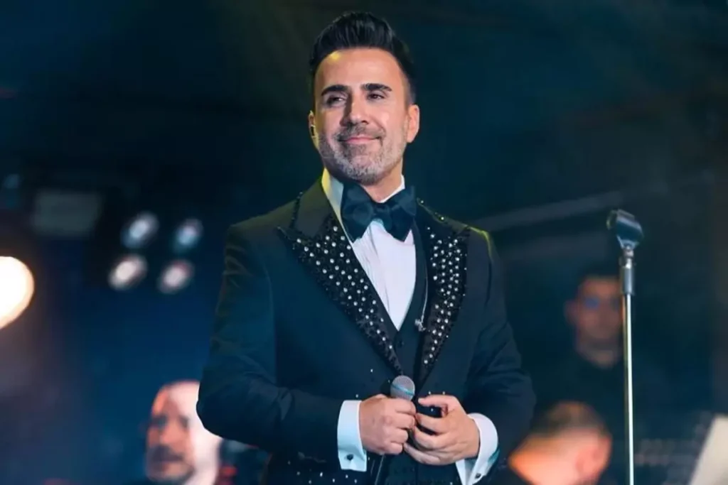 “Emrah’ın Değişimi Göz Kaptırdı: Ak Tellerle Yeni İmaj”