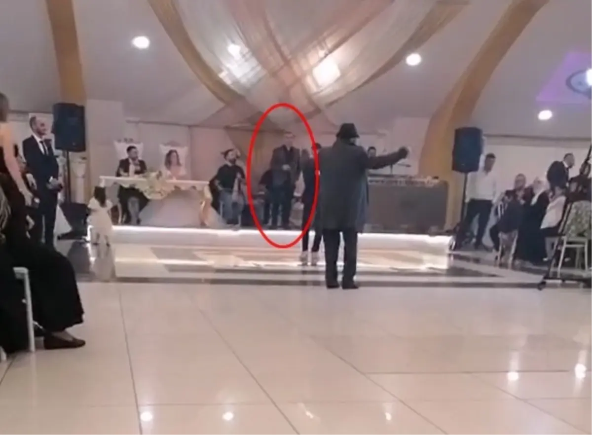 Sahnede Şarkı Söylerken Hayatını Kaybetti