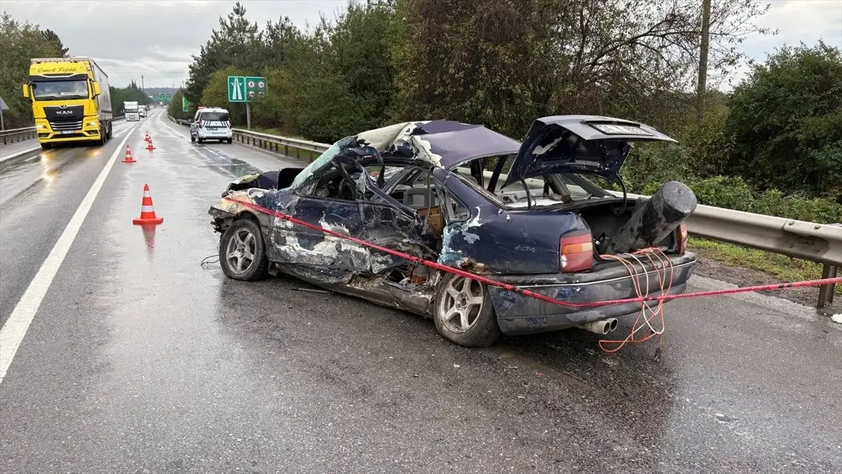 Sakarya’da Otobüsle Çarpışan Otomobilde 1 Ölü