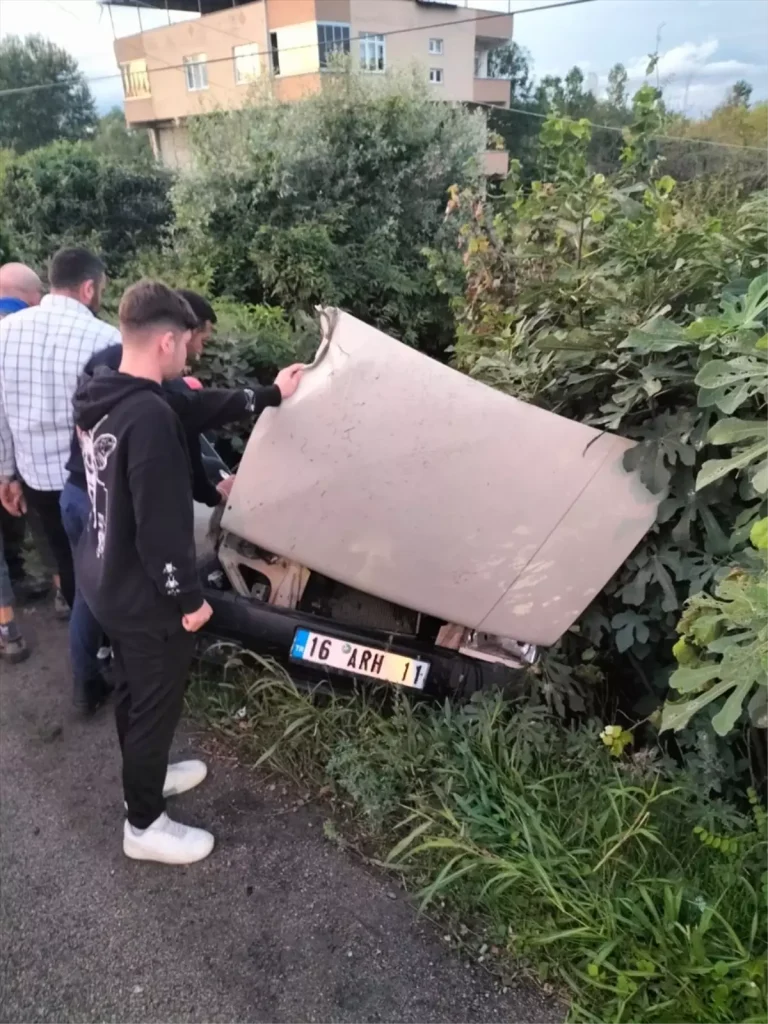 “Samsun’da Ağaçlık Alana Düşen Otomobilde 2 Kişi Ağır Yaralandı”