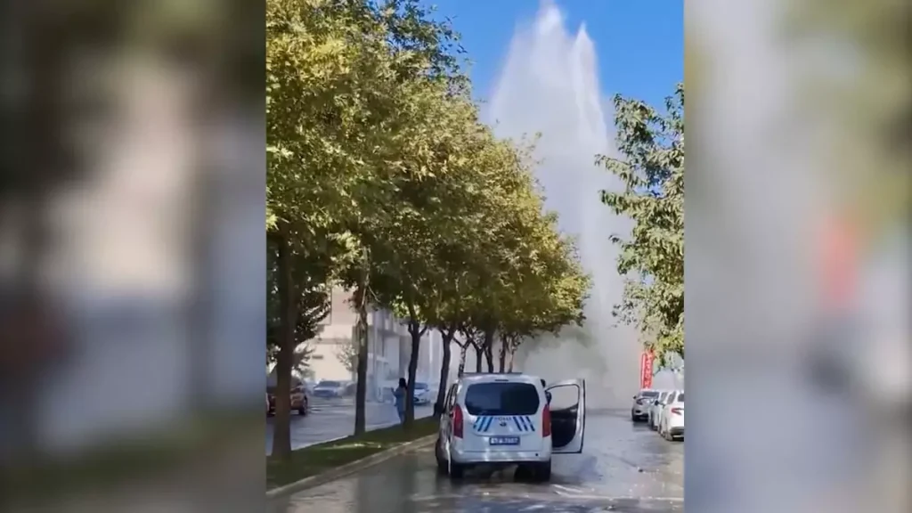 Şanlıurfa’da Ana Su Şebekesi Borusu Patladı