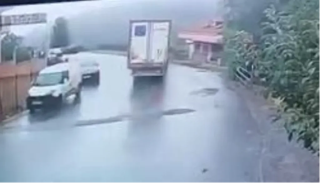 TIR’ın Devrilmesiyle Sarıyer’de Faciadan Dönüldü