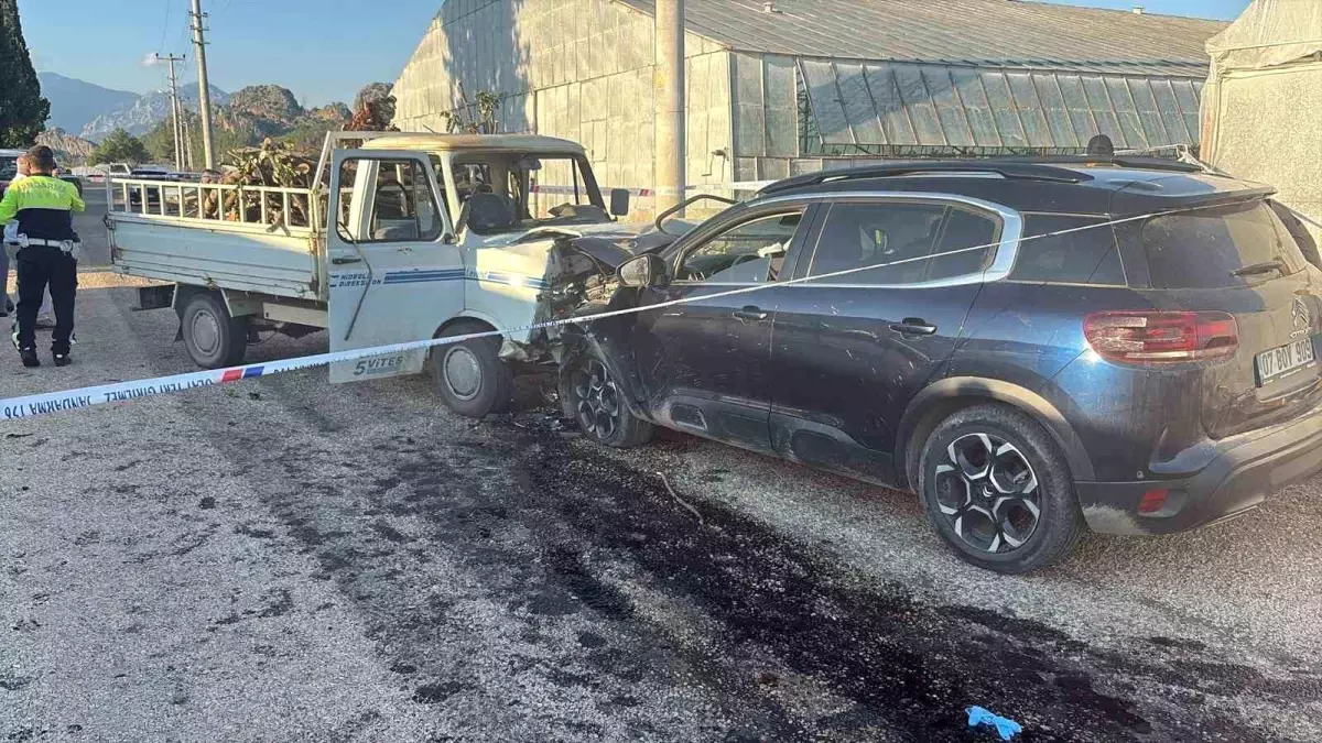 Serik’te Otomobil ve Kamyonet Çarpıştı: 3 Yaralı