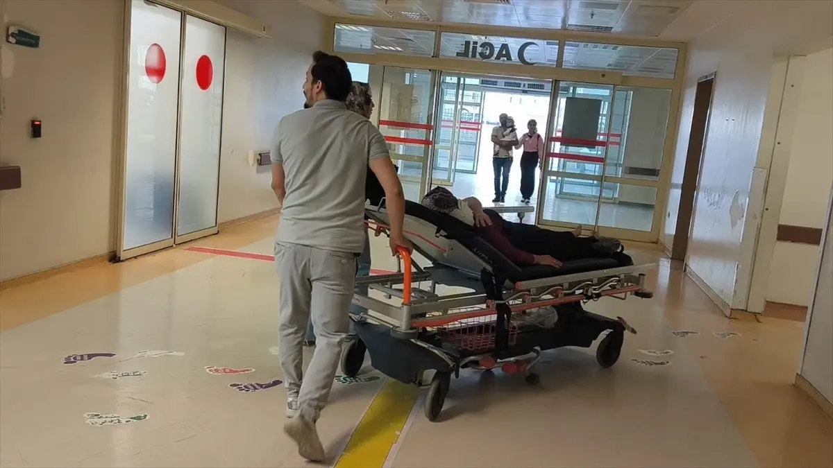 Siirt’te Hafif Ticari Araç Devrildi: 4 Kişi Yaralandı