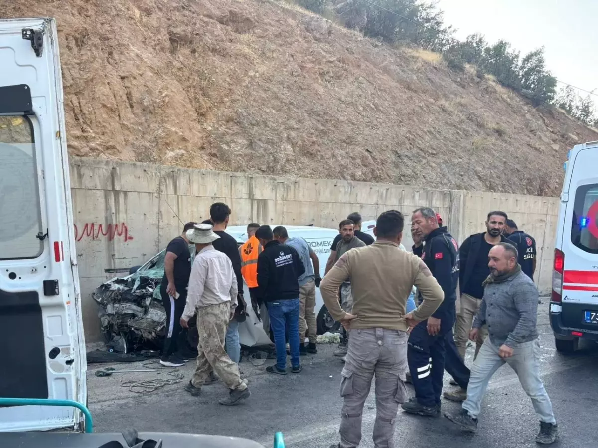 Şırnak’ta Minibüs ve Ticari Araç Çarpışması: 11 Yaralı