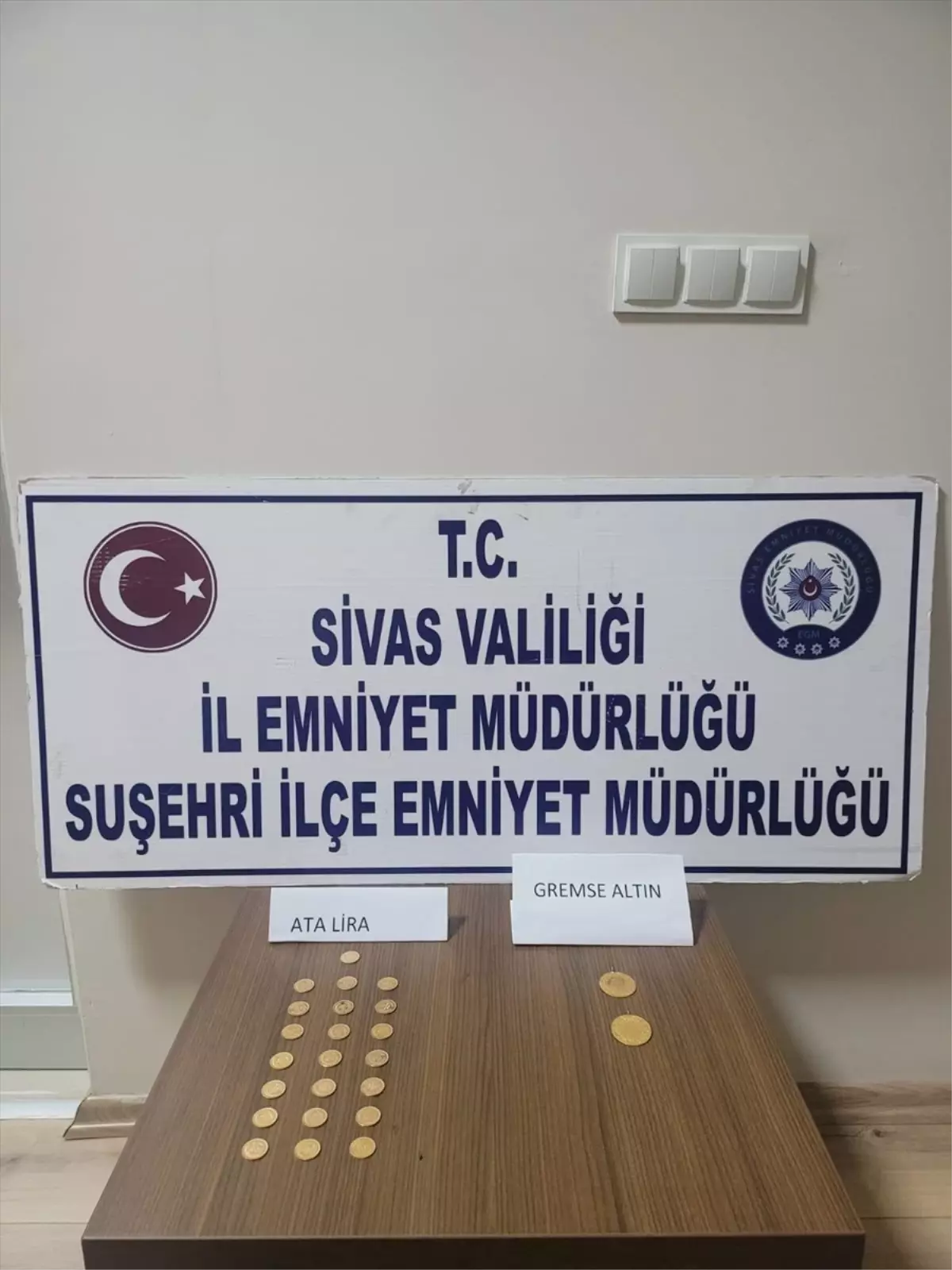 Sivas’ta Kuyumcuyu Sahte Altınla Dolandıran Şüphelilerden Biri Tutuklandı