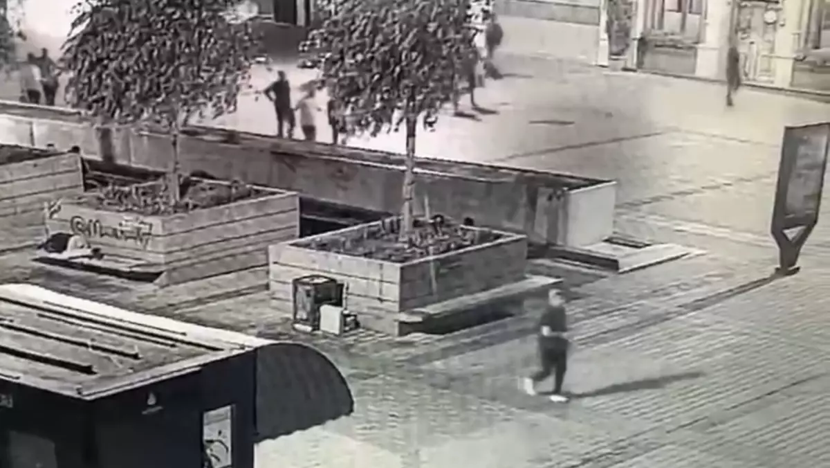 Taksim Meydanı’nda Uyuyan Adamın Telefonu Çalındı