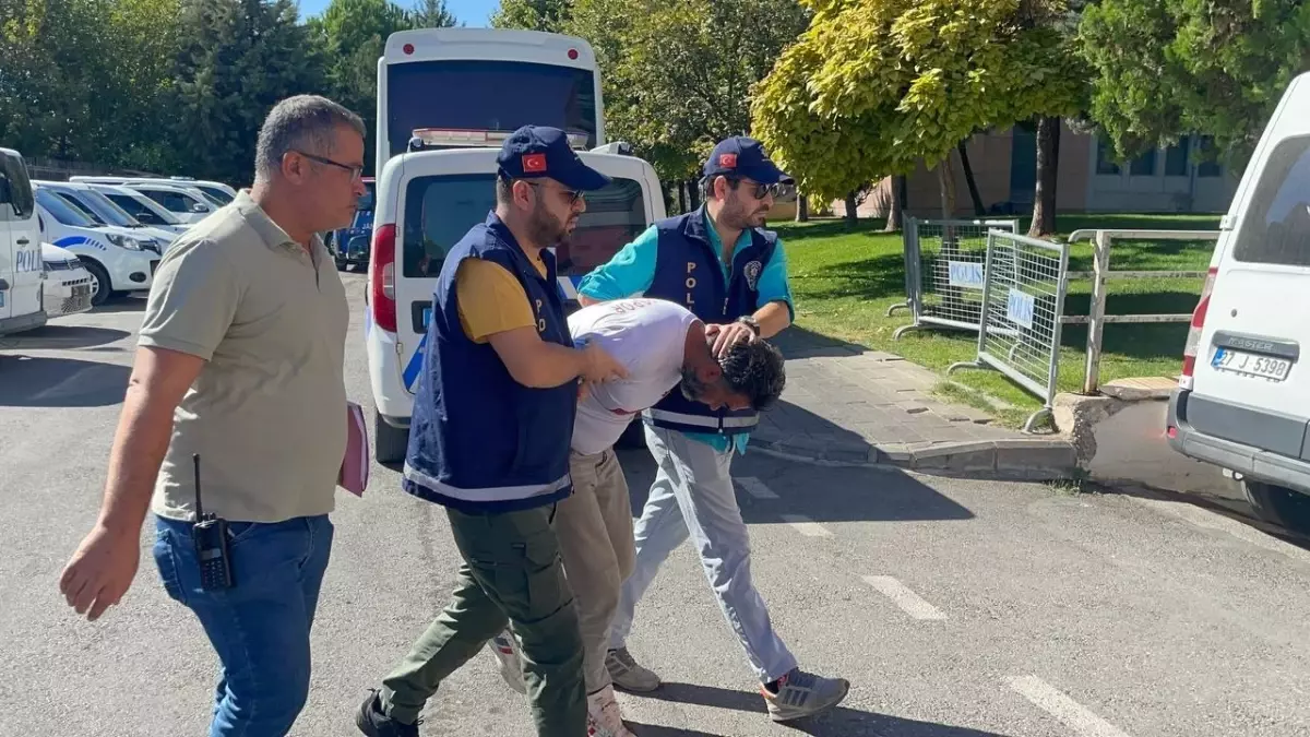 Kardeş Katili Adliyede: Cinayet Anı Kamerada