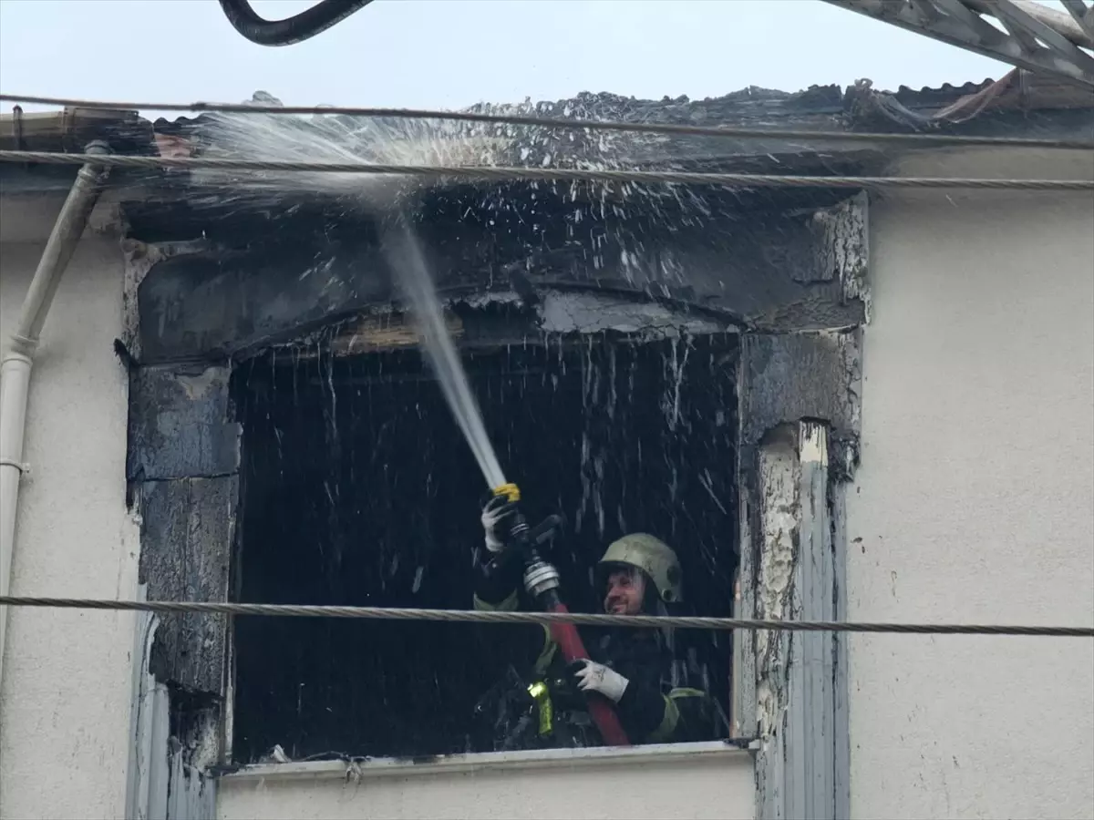 Tekirdağ’da Apartman Yangını: 2 Kişi Hastaneye Kaldırıldı