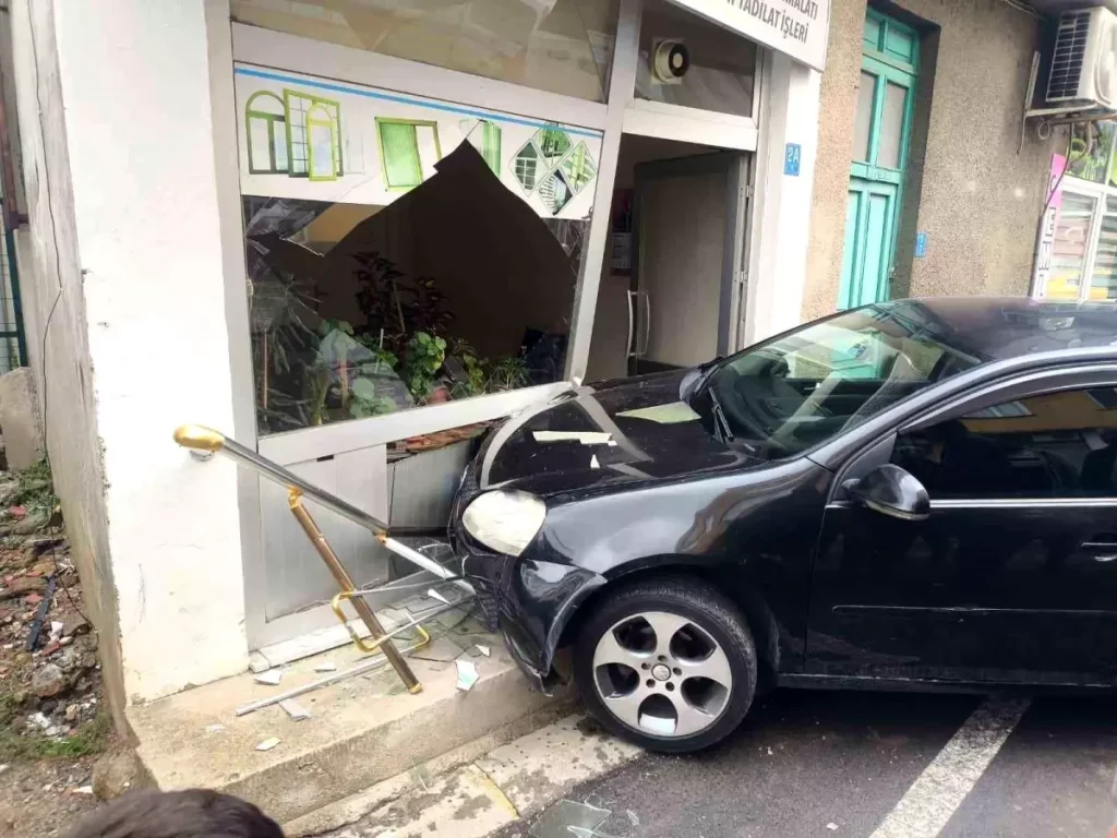 Tekirdağ’da Otomobil Dükkana Çarptı