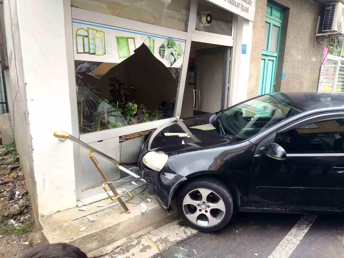 Tekirdağ’da Otomobil Dükkana Çarptı