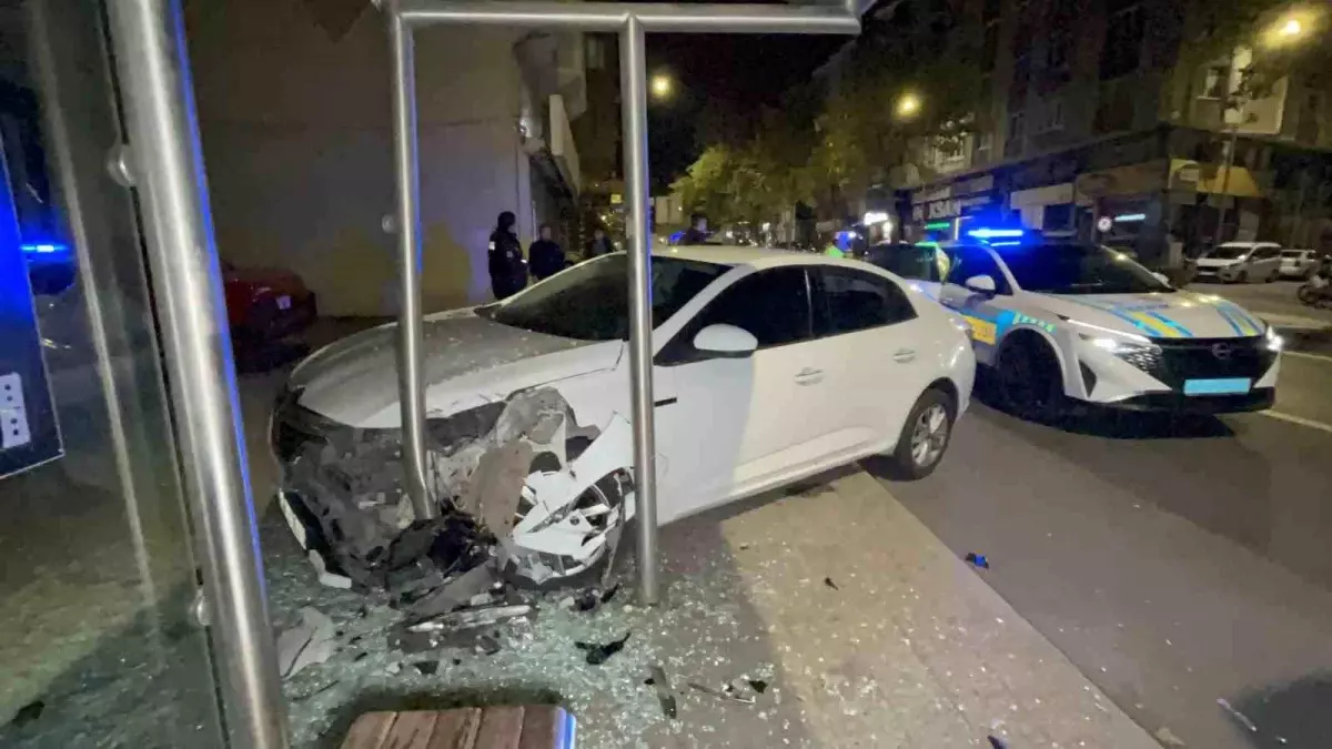 Tekirdağ’da Alkollü Sürücünün Yolcu Durağına Çarpması