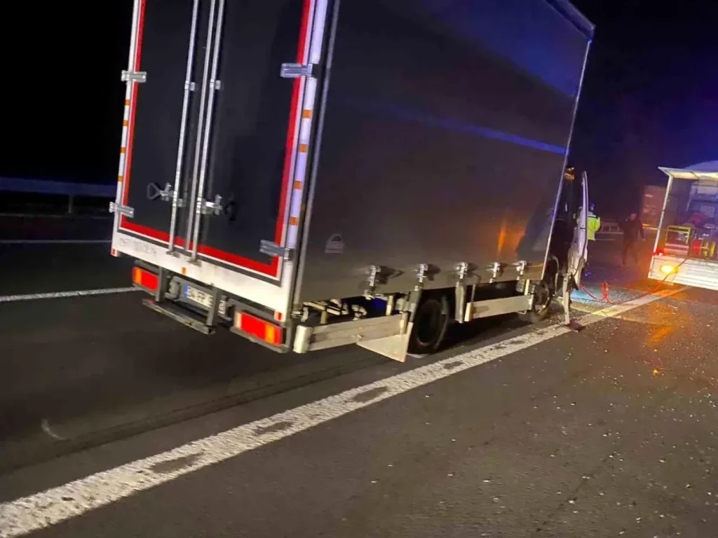 TEM Otoyolu’nda Kamyon ile Kamyonet Çarpıştı