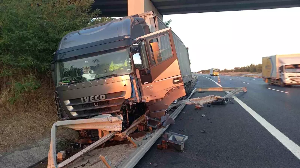 Tır Bariyerlere Çarptı: Sürücü Ağır Yaralandı
