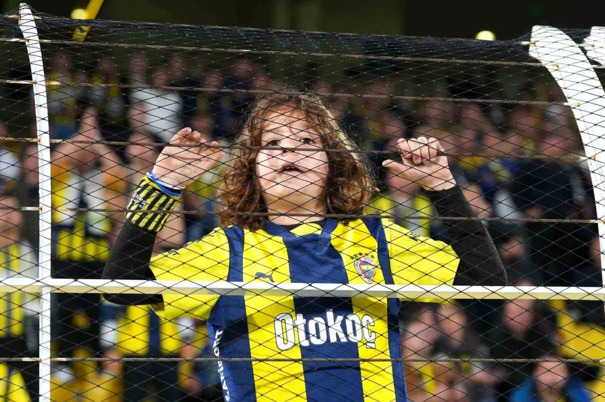 Fenerbahçe Sahasında Stuttgart Karşısında Zorlanıyor