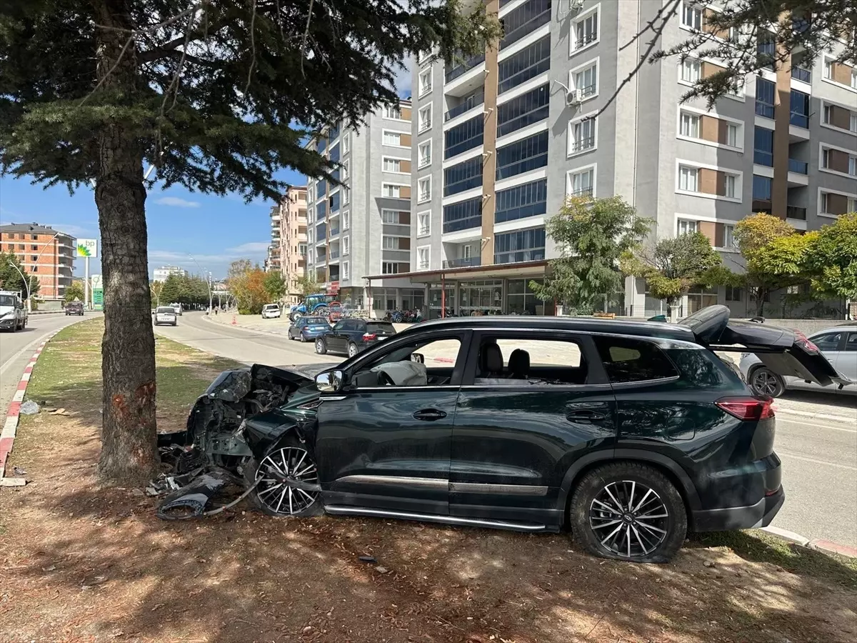 Uşak’ta Cip Ağaca Çarptı: 2 Yaralı