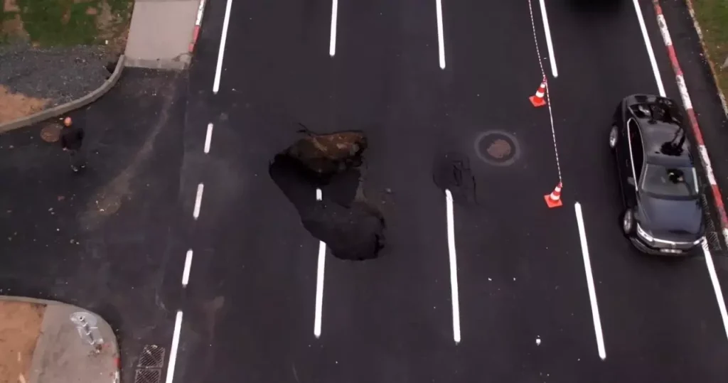 İstanbul’da Yağışlar Yol Çöktü: Vatan Caddesi’nde Güvenlik Önlemleri