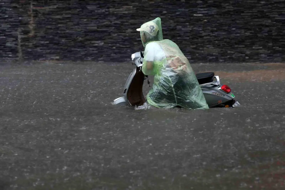 Vietnam’ı Vuran Bualoi Tayfunu’nda Can Kaybı Artıyor