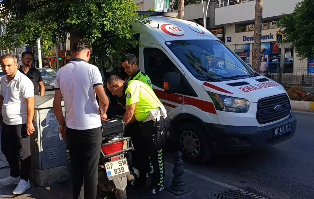 Manavgat’ta Yaya Geçidinde Kaza: İki Kişi Yaralandı