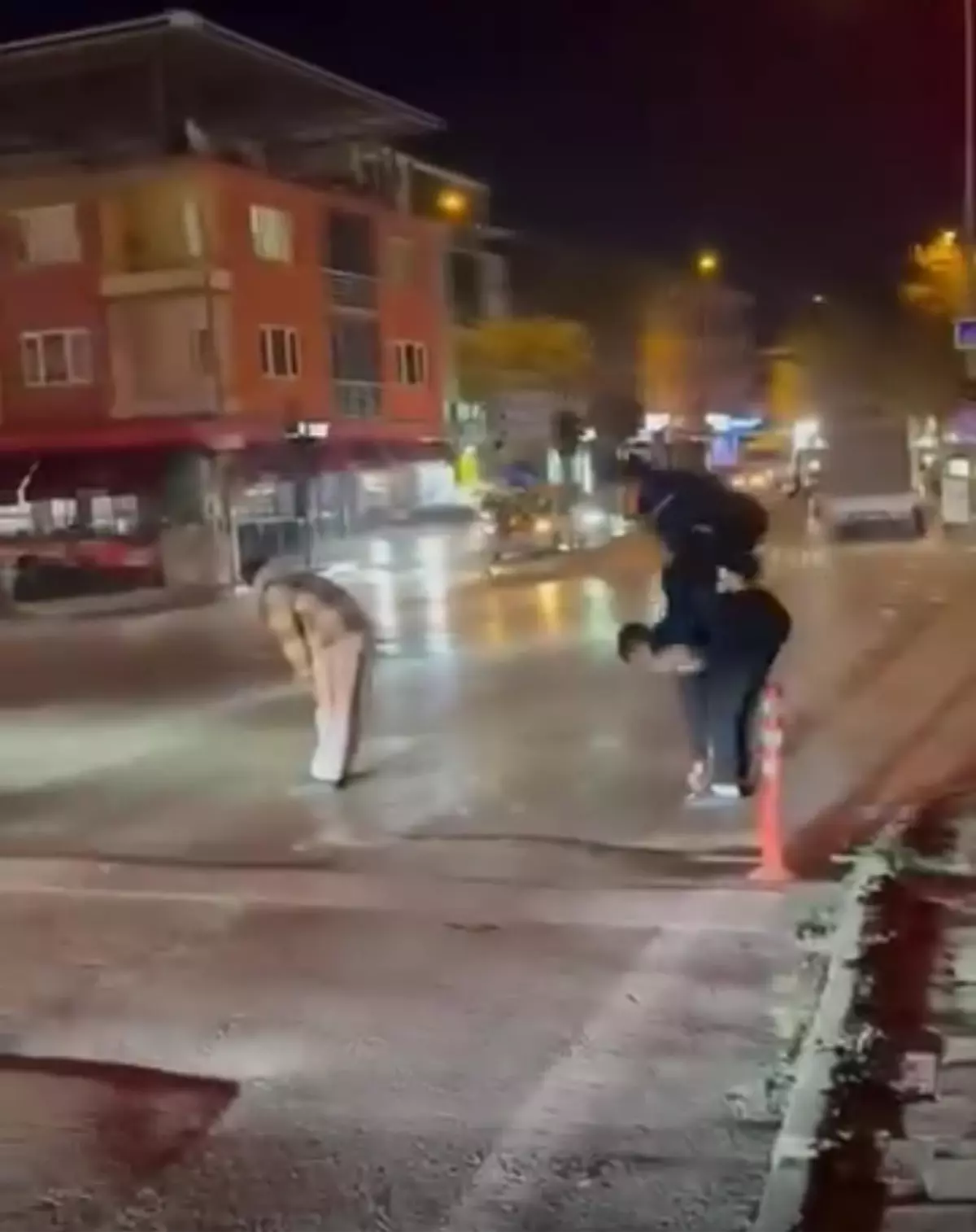 “Dikkat Dağınıklığı: Yaya Geçidinde Birdirbir”