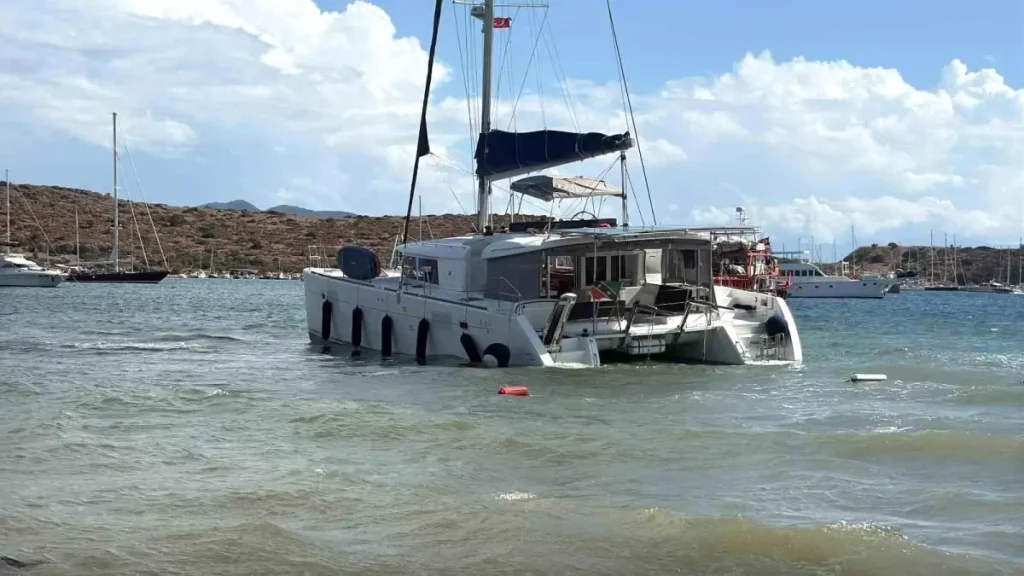 Kuvvetli Rüzgar Yelkenli Tekneyi Karaya Oturdu