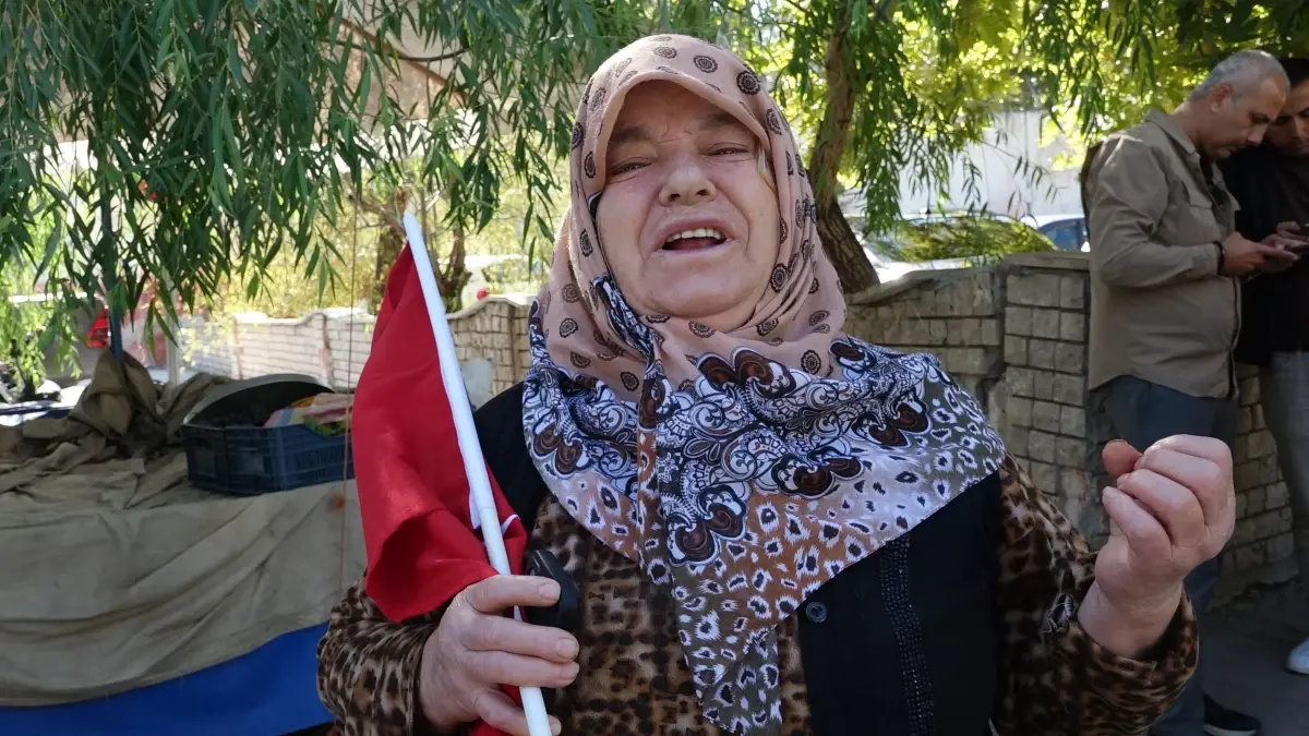 75 Yaşında Filistin İçin Yol Kesti