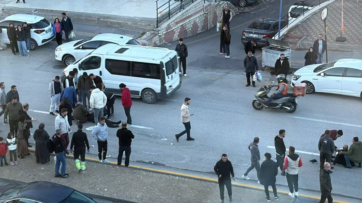 Yayalar Otomobilin Altında Kaldı: Kaza Kamerada