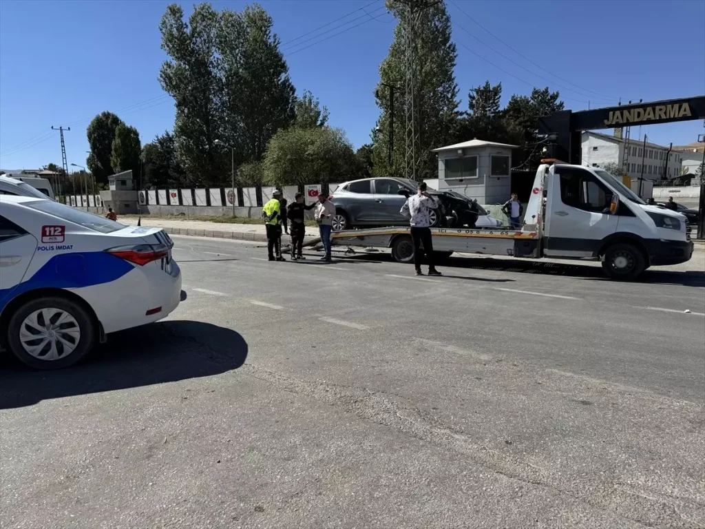Hakkari’nin Yüksekova ilçesinde otomobil kazası: 1 çocuk yaralandı